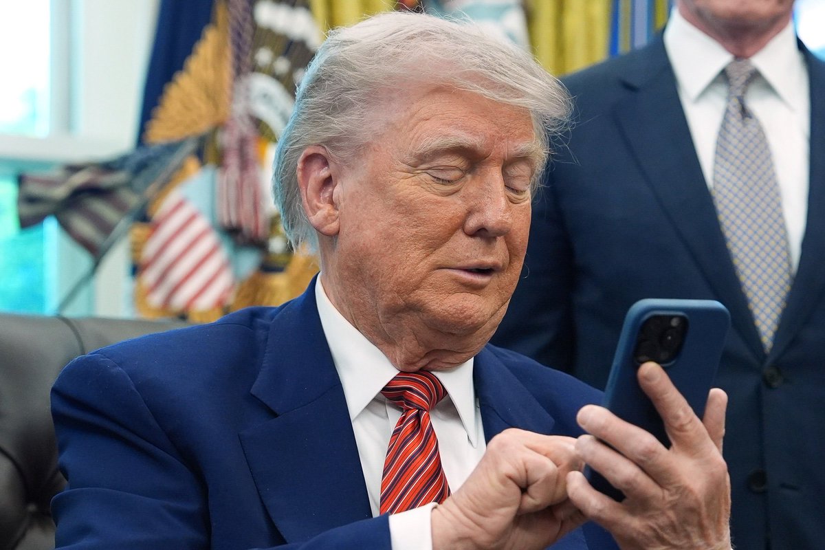 MarineLibby's tweet photo. SUMARY:
IMO DJT is NOT
composing,
thinking up,
writing,
filing,
planning,
authoring,
coffee, and
paste,
He is not in any way responsible for the posts on truth social. T.H.E.Y. used to carefully craft posts from #ConstructedCharacter but these days #AIAlgorithms script the scenarios!
(photo clues: he looks comfortable on landline)