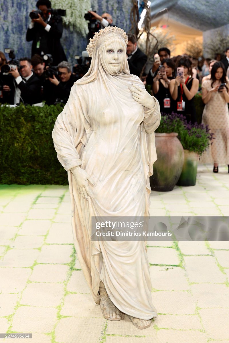 QueenNothing303's tweet photo. i cannot stand her #MetGala https://t.co/wRMtA7vp4p