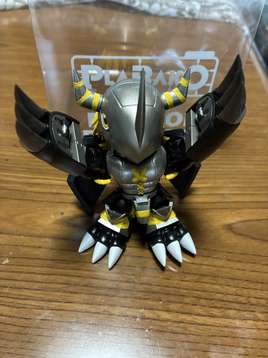 shayashi18's tweet photo. PLABAKO ブラックウォーグレイモン！！
シークレットなんて出るわけなかった！
出ないなら塗るしかない！！
本物はアーマー部分も濃い色っぽいけど面倒なのでそのまま。
塗りがガタガタ過ぎるが遠目から見れば気にならないのでヨシ！
#デジモン　#シクレ　#リペイント https://t.co/Qq7ljBYccR
