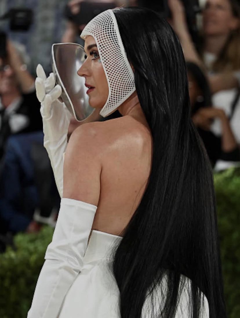 A carta do Mago representa ação, iniciativa e poder pessoal. Indica que Katy Perry está se colocando em primeiro lugar e assumindo o controle da própria vida, deixando a estagnação para trás e entrando em uma fase mais produtiva. Mudanças estão a caminho. #METGALA