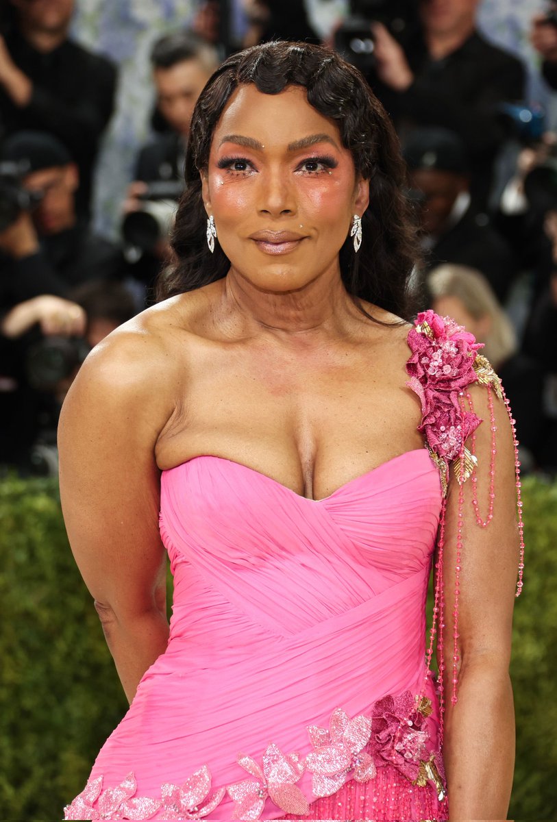 ABassettArchive's tweet photo. Angela Bassett's #MetGala look is inspired by the painting "Girl in Pink Dress" by Laura Wheeler Waring (ca.
 1927) 🩷🌸 https://t.co/P8UNs8g1Bo