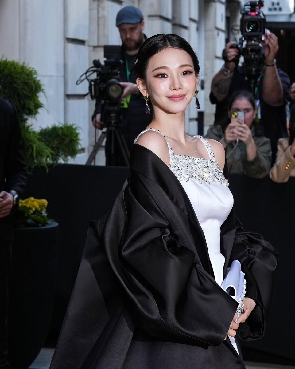 순간의 카리나 tweet media