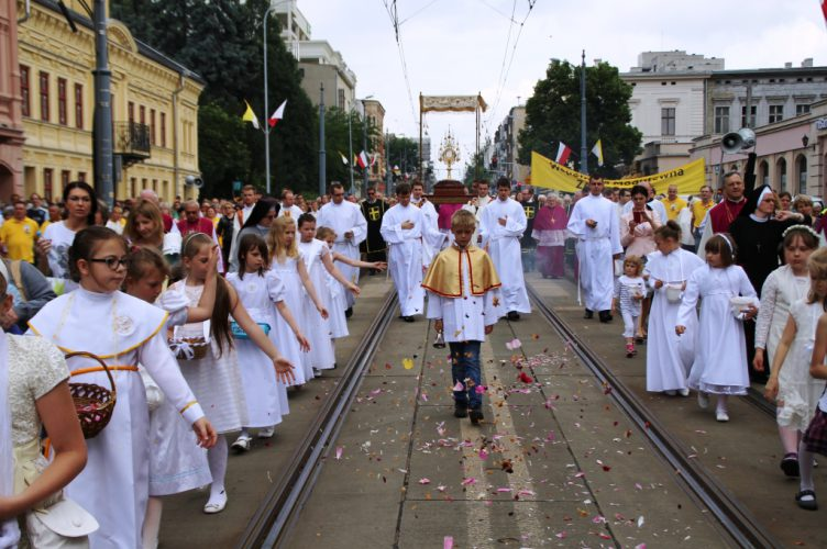 No6Nonmetal's tweet photo. @krulbijedame widzialem jak robia parade dla jakiegos wafelka wciskajac wszystkim ze to ludzkie mieso, a potem go zjedli https://t.co/26EJusEM3s