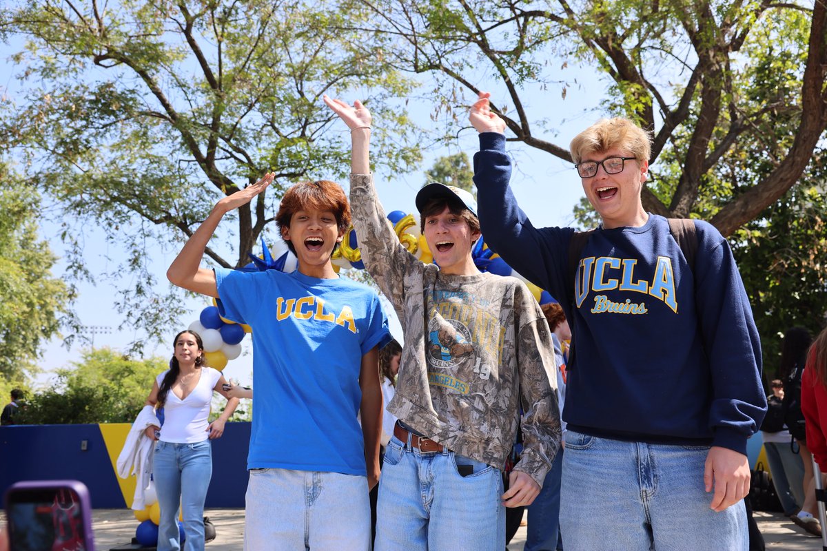 ECRCHS's tweet photo. College Commitment Day was full of ECR pride! 🎉

On Friday, we celebrated the Class of 2026 as they took the next step in their journey. Seniors showed off the college gear of the schools they’ve committed to and enjoyed donuts with friends.

The future looks bright for our Royals. 💙

Go Royals! 🐻

#WeAreECR #GoRoyals #collegebound #commitmentday #classof2026