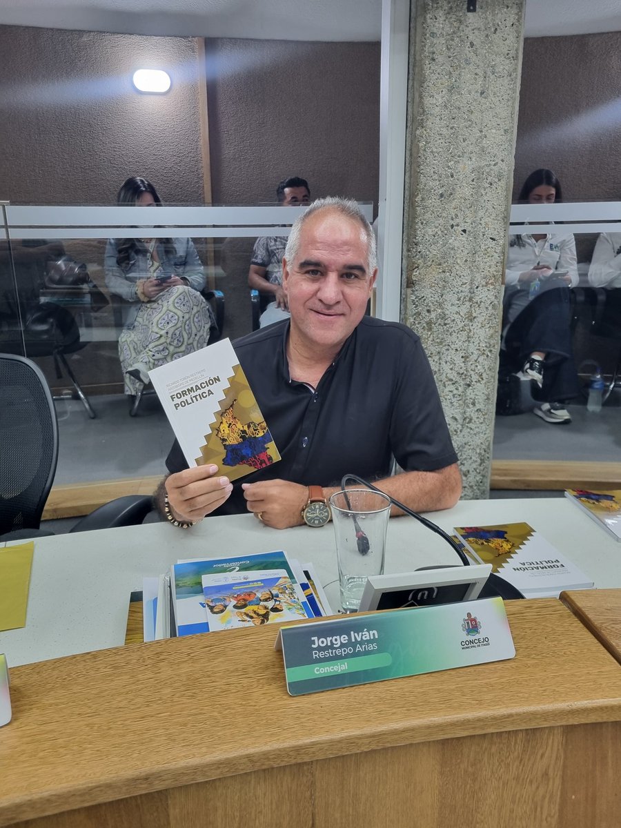 jira2601's tweet image. Saludos desde el recinto del Concejo 🌙🏛️, a esta hora de la noche seguimos trabajando por la ciudad 💪✨. Hoy con gratitud recibo el libro de nuestro Arzobispo Ricardo Tobón Restrepo 📖🙏, un valioso aporte a la formación política y al servicio con propósito 🤝📚. #Compromiso