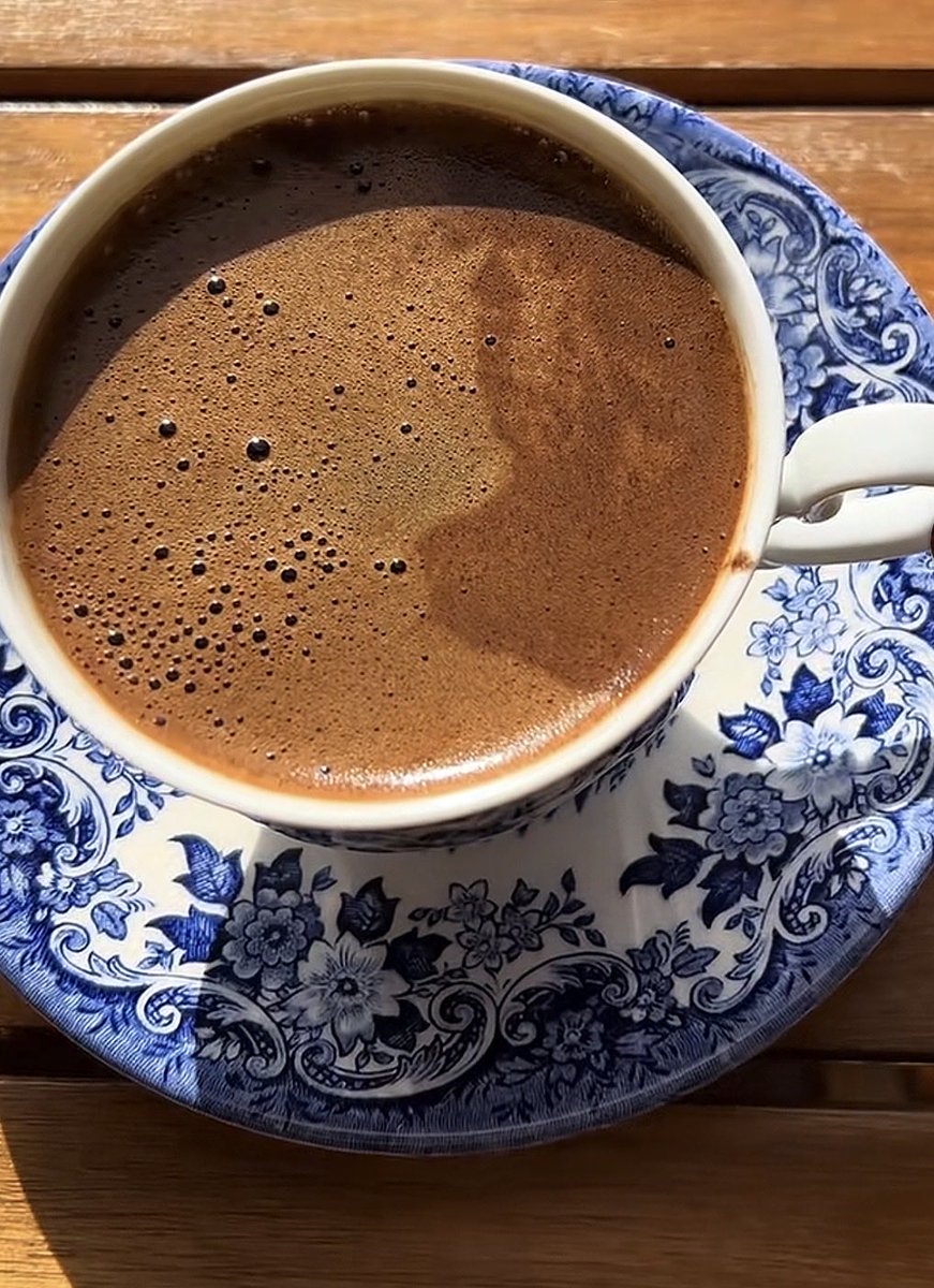 صباحكم فل وورد وياسمين 🌹

لا فرق بين قهوتي وبينك
كلاكما عشق
احدكما يعدل مزاجي
والآخر يعدل
نبضات قلبي ،،،