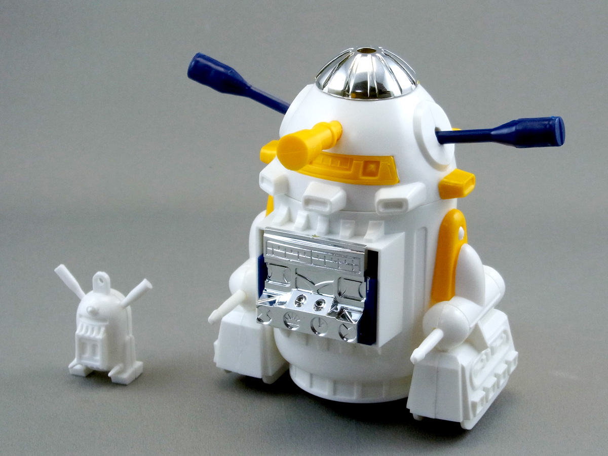 頭部から生えている望遠鏡とバットの主張が強すぎてR2-D2タイプの