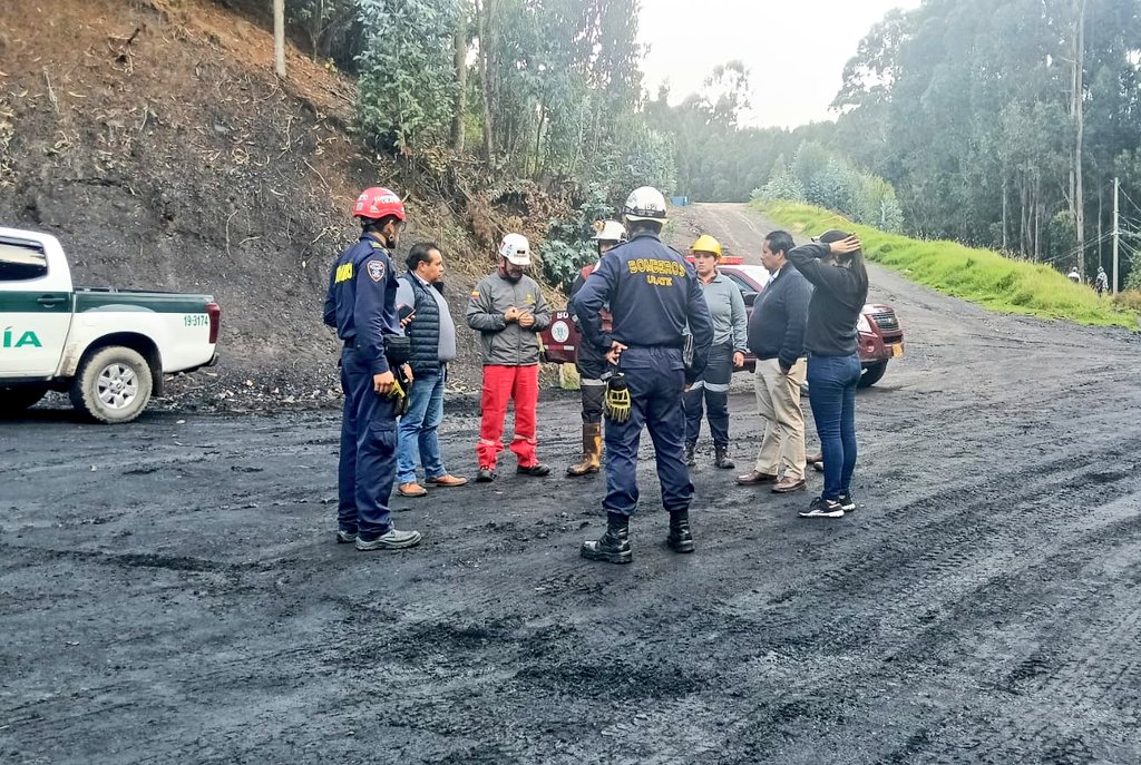 JorgeEmilioRey's tweet photo. De acuerdo con el último reporte, son 15 los mineros involucrados en el incidente. De ellos, 3 lograron salir por sus propios medios y 1 ya fue trasladado a un centro médico para valoración.

La situación se presenta en la mina La Trinidad, donde el accidente se habría originado en el sector denominado Mantogrande. Según la información suministrada por la profesional de Seguridad y Salud en el Trabajo, los mineros que se encontraban en turno realizaban labores a una profundidad aproximada de 600 metros.

En la zona ya se encuentran tres ambulancias, una medicalizada y dos básicas. De manera paralela, los equipos de respuesta adelantan la revisión del sistema de monitoreo continuo de gases para determinar la viabilidad del ingreso por la boca mina del manto Ciscuda.