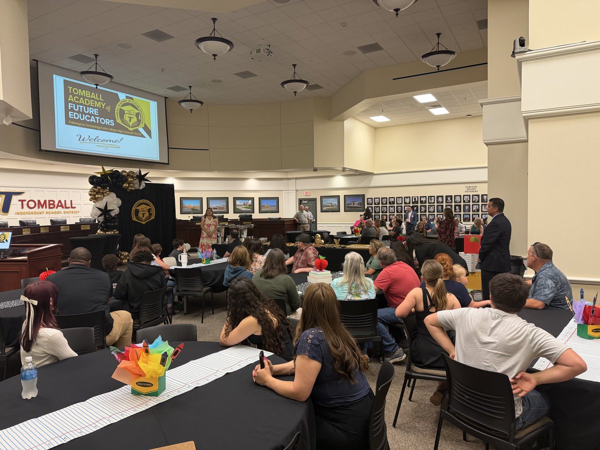 TWHS_MrWilliams's tweet image. What an amazing night celebrating our inaugural Tomball Academy of Future Educators (TAFE). So excited to begin this hour and partnership with these families and students! #GoldStandard #BEGOLD