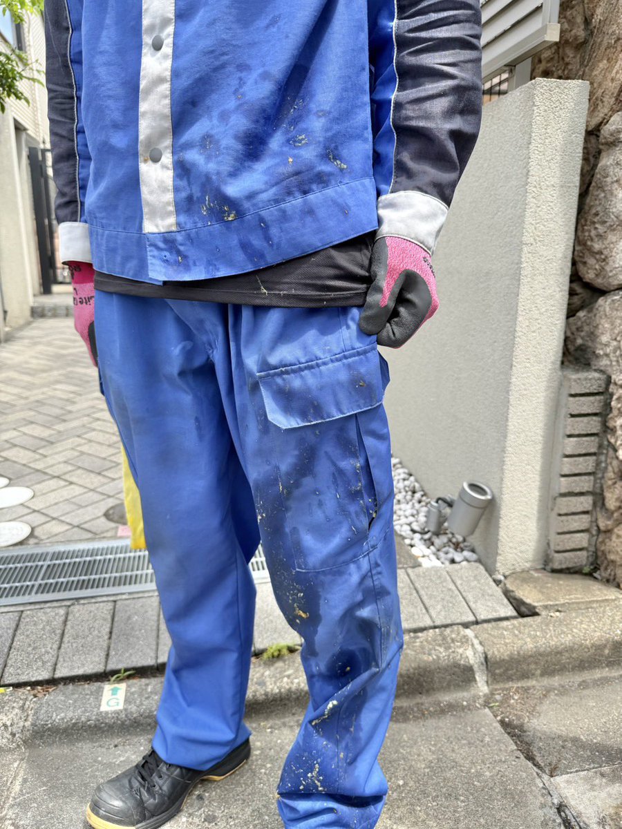 【今日のごみトリビア】
生ごみを可燃ごみに入れる場合、水分をきってくれると嬉しいです。生ごみの汁は僕らの世界でゴミ汁と呼びますが、回転板に挟まると袋が破裂して、清掃員にかかります。昨日、知り合いが掛かったと言って、写真を送ってきてくれました。ギュっと一回絞ってくれると嬉しいです