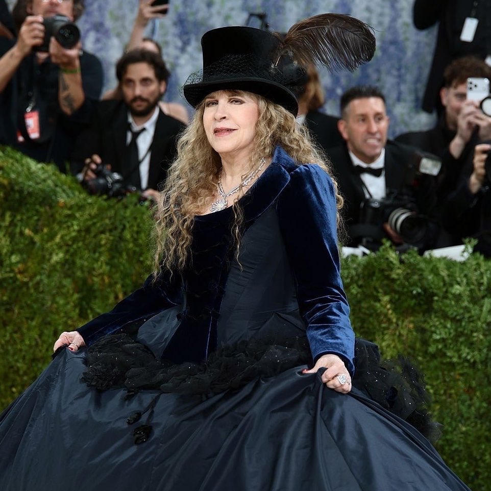 SABscribeMX's tweet photo. 🚨Según rumores, Sabrina se presentará en un show junto a Stevie Nicks hoy en la Met Gala https://t.co/1YaLdma9NG