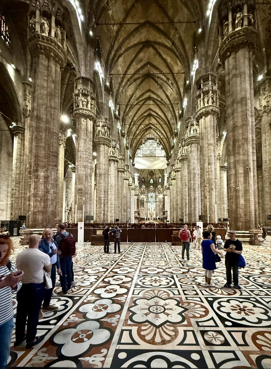 JScotteswood's tweet photo. This is the scale of Milan’s Duomo.
40,000 people could fit inside.

— And the altar still looks far away. 📸:Abs https://t.co/ShUFtRduSu