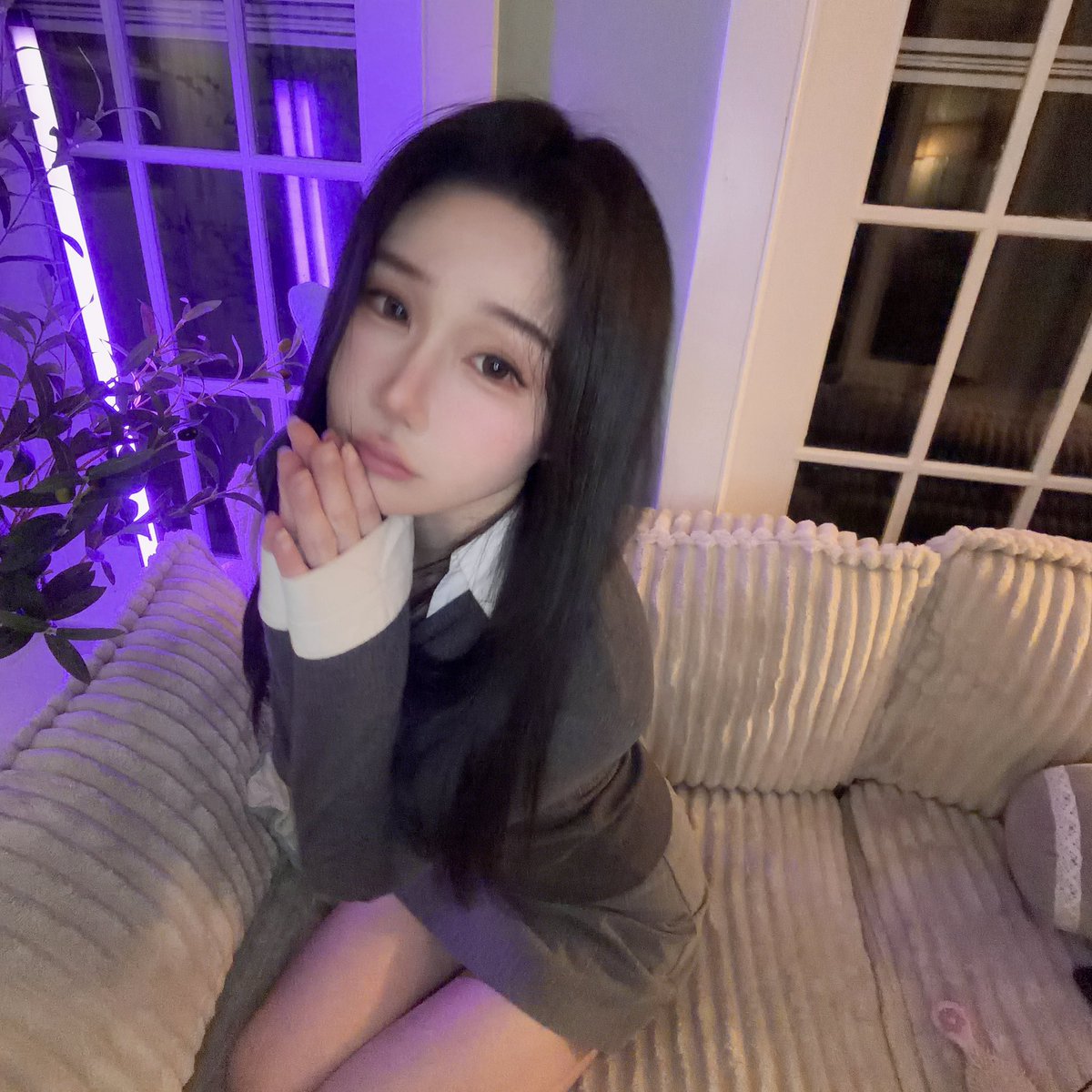 Nattobb's tweet photo. 波士顿今晚紫光太温柔了，交易完一天坐在窗边复盘 😌

今天又因为情绪把止损提前上移，结果被扫... 
经典人性错误。

教训：止损必须跟着价格结构走，而不是 P&L 波动。

负GEX 环境还是只做空最舒服。

你们今天交易情绪控制得怎么样？是规则驱动还是容易心软？👇

#SPX #NattoTradingNotes #Photography