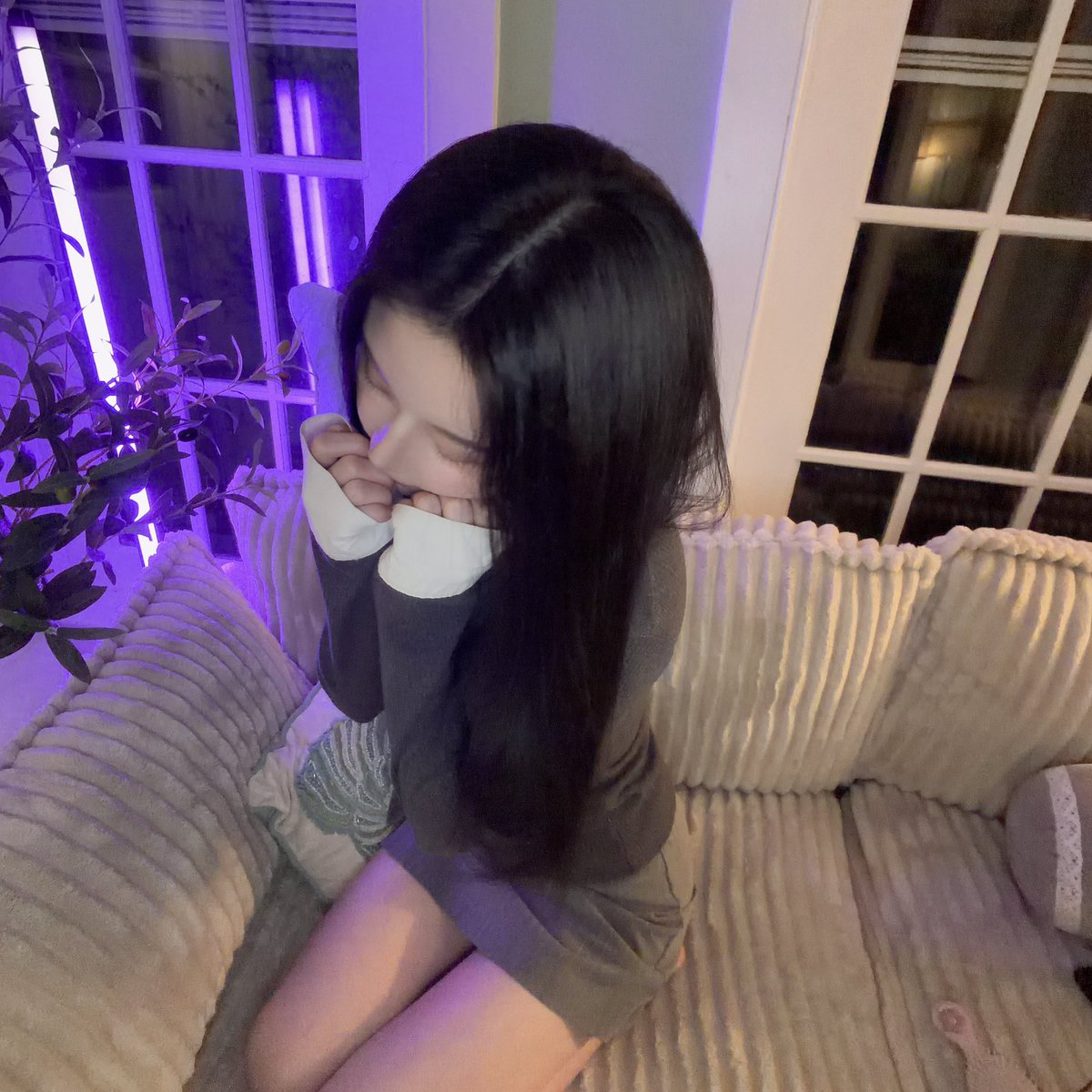Nattobb's tweet photo. 波士顿今晚紫光太温柔了，交易完一天坐在窗边复盘 😌

今天又因为情绪把止损提前上移，结果被扫... 
经典人性错误。

教训：止损必须跟着价格结构走，而不是 P&L 波动。

负GEX 环境还是只做空最舒服。

你们今天交易情绪控制得怎么样？是规则驱动还是容易心软？👇

#SPX #NattoTradingNotes #Photography