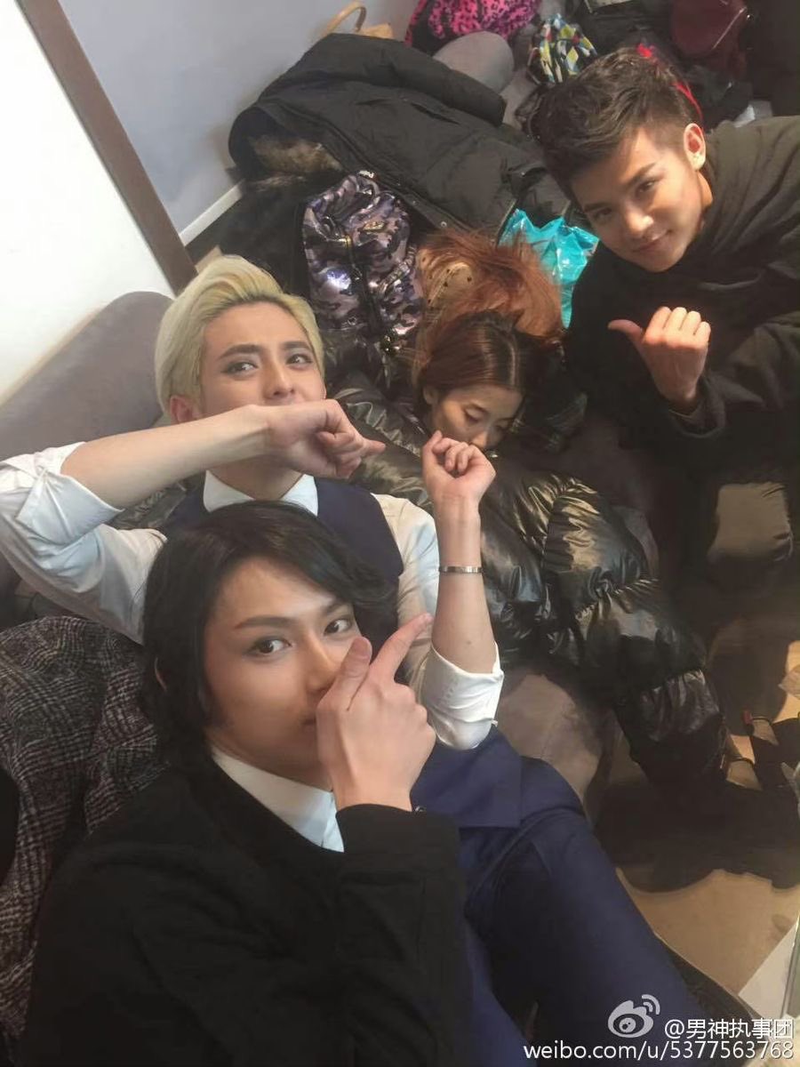 being a carat is so fun cause why do i find new undiscovered stuff about them like this photo for instance