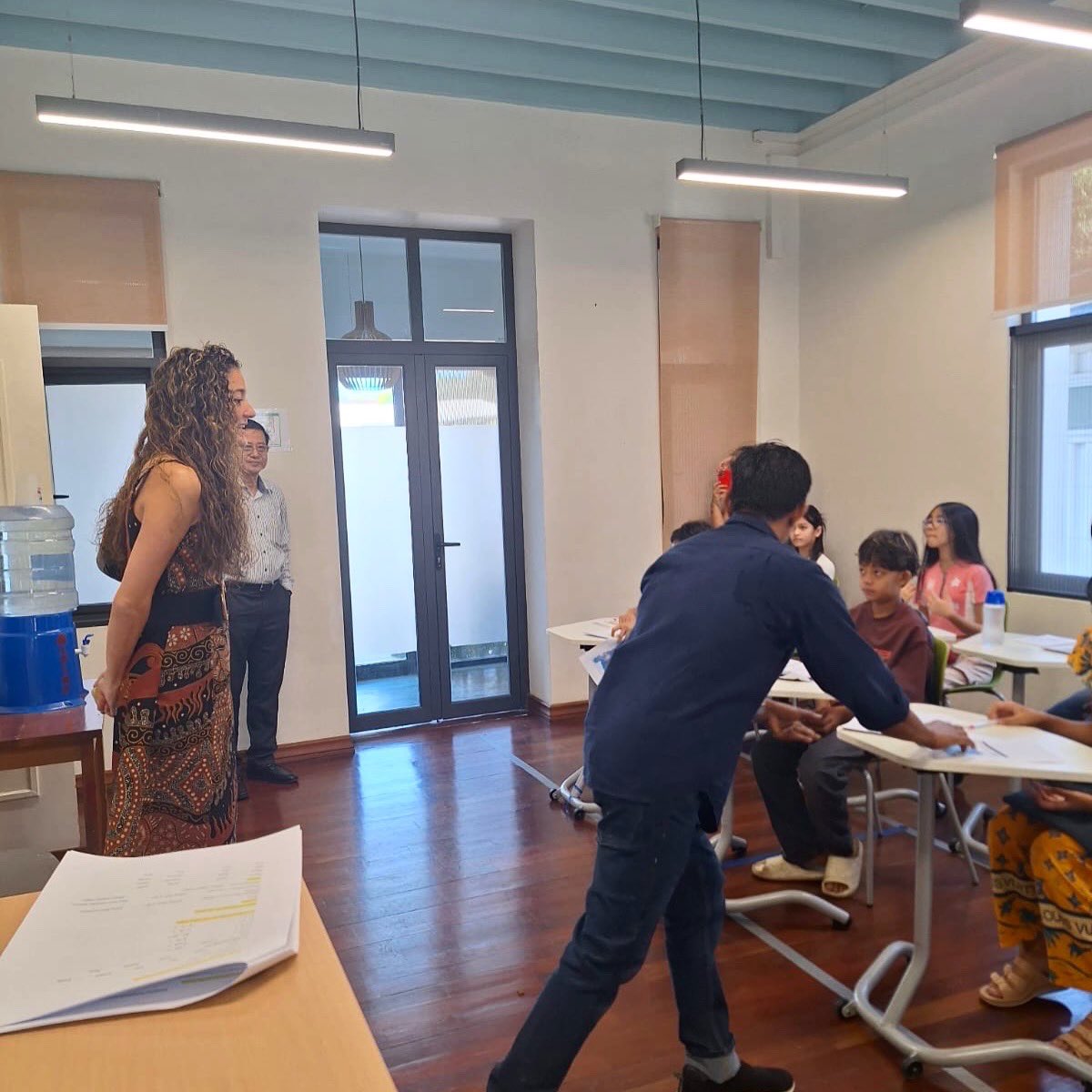 EmbEspMyanmar's tweet photo. 🔔 ¡Ayer empezó nuestro Campamento de Verano de Español en Yangon! 📚🇲🇲☀️🇪🇸🎒

Aprendizaje, juegos y nuevas amistades desde el primer día para 20 niños y niñas 🇲🇲 de entre 9 y 15 años❣️

Buen comienzo, ¡seguimos! 🥳 https://t.co/7NvxWJCKQ0