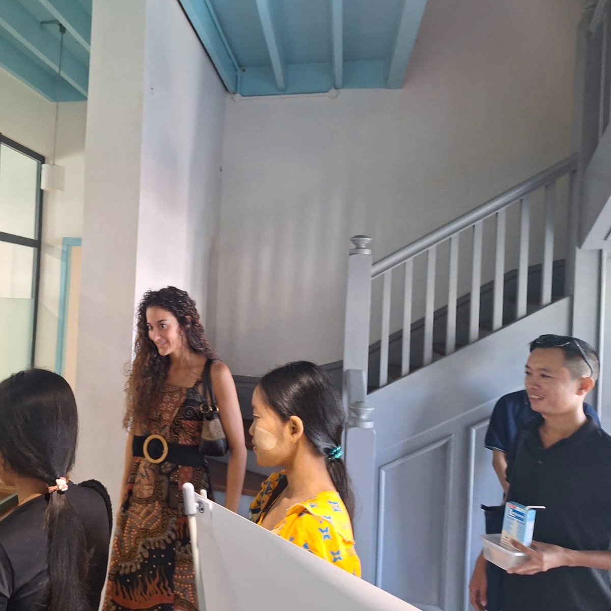 EmbEspMyanmar's tweet photo. 🔔 ¡Ayer empezó nuestro Campamento de Verano de Español en Yangon! 📚🇲🇲☀️🇪🇸🎒

Aprendizaje, juegos y nuevas amistades desde el primer día para 20 niños y niñas 🇲🇲 de entre 9 y 15 años❣️

Buen comienzo, ¡seguimos! 🥳 https://t.co/7NvxWJCKQ0
