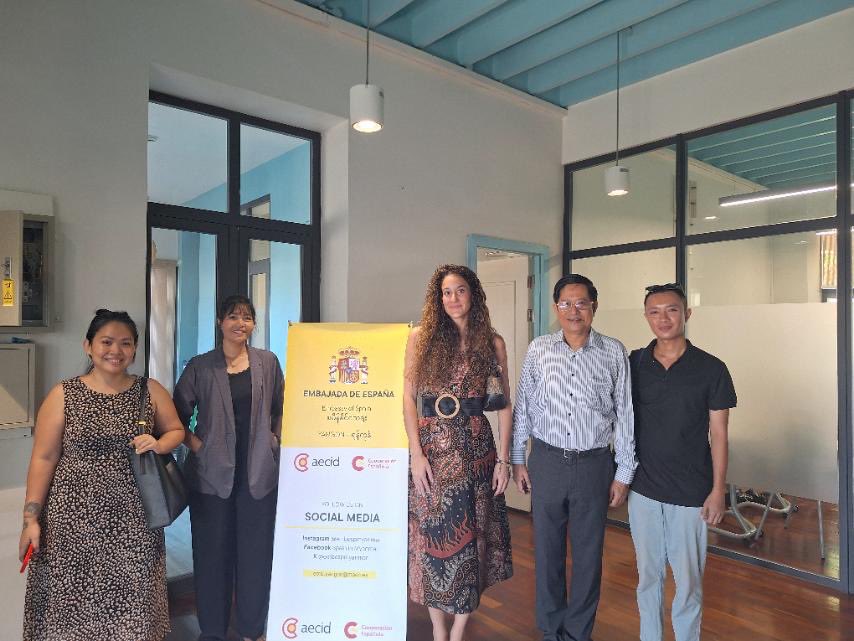 EmbEspMyanmar's tweet photo. 🔔 ¡Ayer empezó nuestro Campamento de Verano de Español en Yangon! 📚🇲🇲☀️🇪🇸🎒

Aprendizaje, juegos y nuevas amistades desde el primer día para 20 niños y niñas 🇲🇲 de entre 9 y 15 años❣️

Buen comienzo, ¡seguimos! 🥳 https://t.co/7NvxWJCKQ0