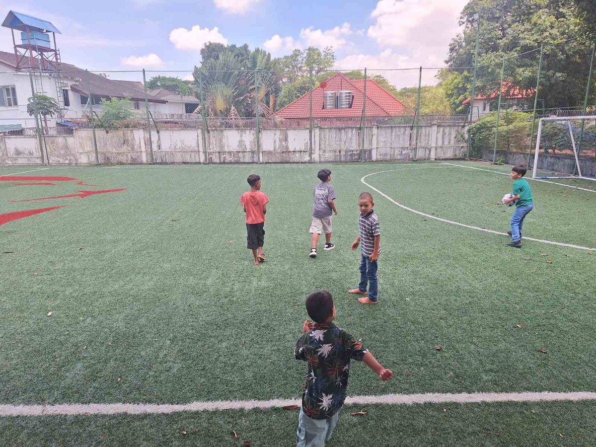 EmbEspMyanmar's tweet photo. 🔔 ¡Ayer empezó nuestro Campamento de Verano de Español en Yangon! 📚🇲🇲☀️🇪🇸🎒

Aprendizaje, juegos y nuevas amistades desde el primer día para 20 niños y niñas 🇲🇲 de entre 9 y 15 años❣️

Buen comienzo, ¡seguimos! 🥳 https://t.co/7NvxWJCKQ0