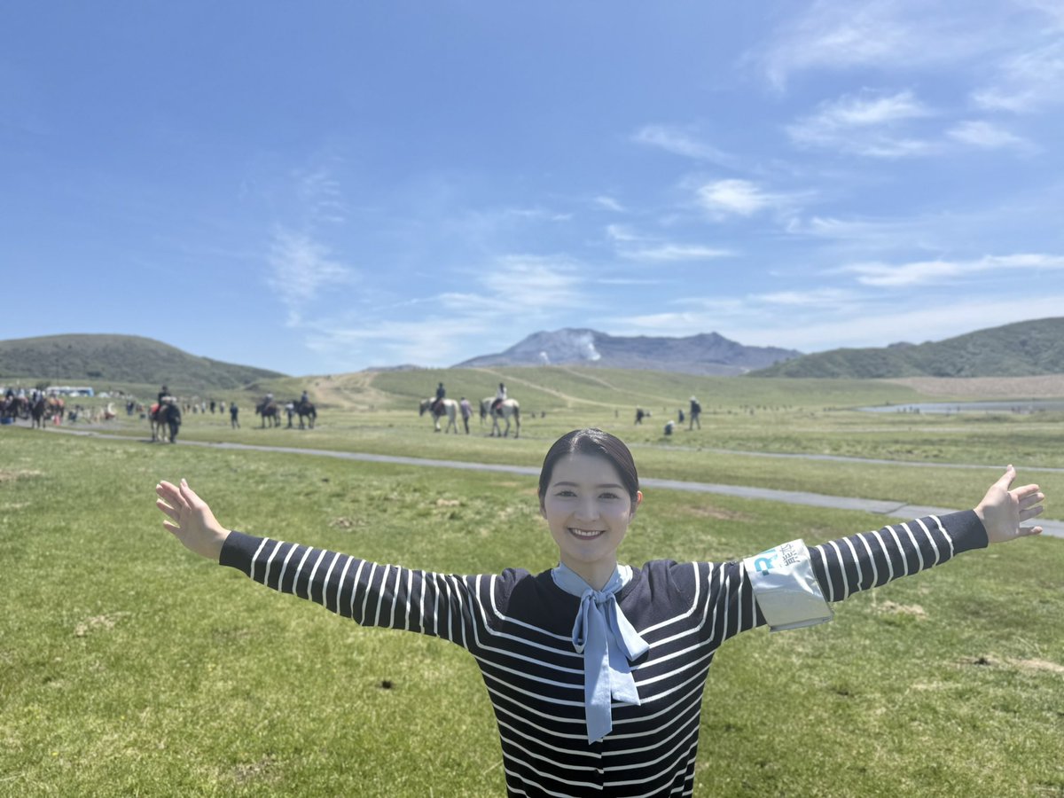 getsukinfan's tweet photo. 後生川凜です。
今日はゴールデンウィークで賑わう草千里へ⛰️駐車場に停めるまでは大渋滞だったのですが、大自然の中での取材は本当に気持ちよかったです🐴💚

今日もＮＥＷＳゲツキンは
午後５時４５分からの放送です⚠️
ぜひご覧ください！

#ＮＥＷＳゲツキン https://t.co/eDB9wvGA4n