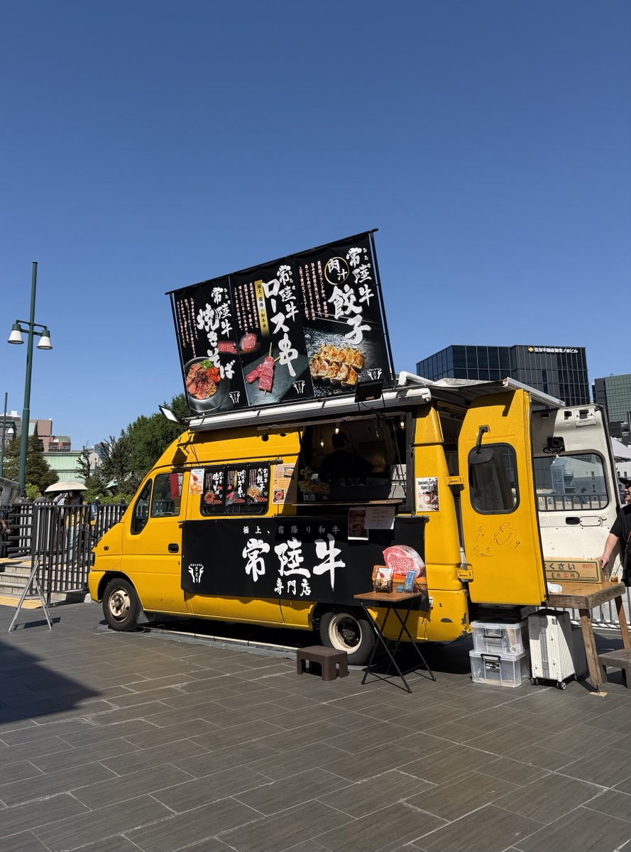 leon_mama3's tweet photo. #お茶の水駅 前に出てる #たつを さんのキッチンカーに来たよ
前に品切れになってた常陸牛焼きそば美味しかった😋柔らかいお肉がうんまい！混ぜ麺感覚でキムチとネギを混ぜ混ぜしてちょっとさっぱりさせてみた👍暑い日のレモコ🍋爽やかで合うね〜
ランニング帰りにエネルギー補給させてもらいました！ https://t.co/TrBLJfN9OK