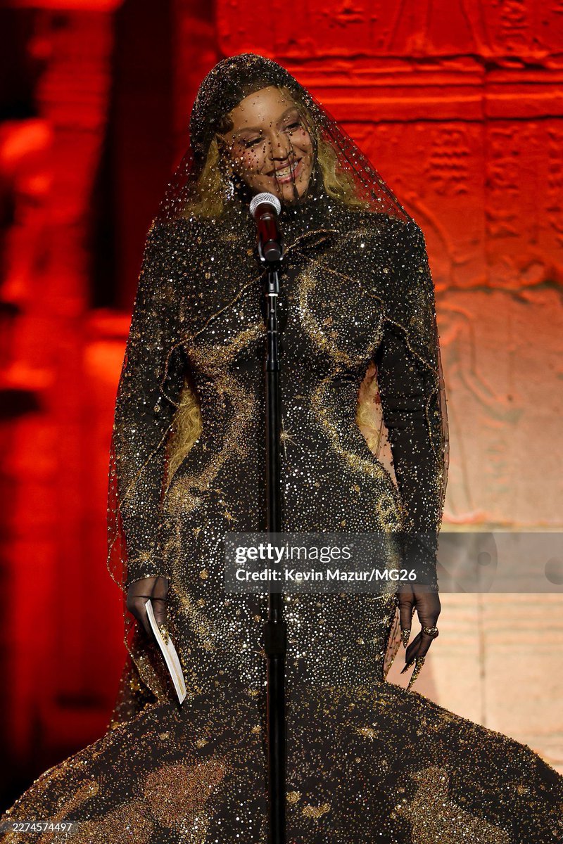 Asmr_Unique's tweet photo. SHE HAS TOPPED HER OWN LOOK https://t.co/2RLcpO4YkU