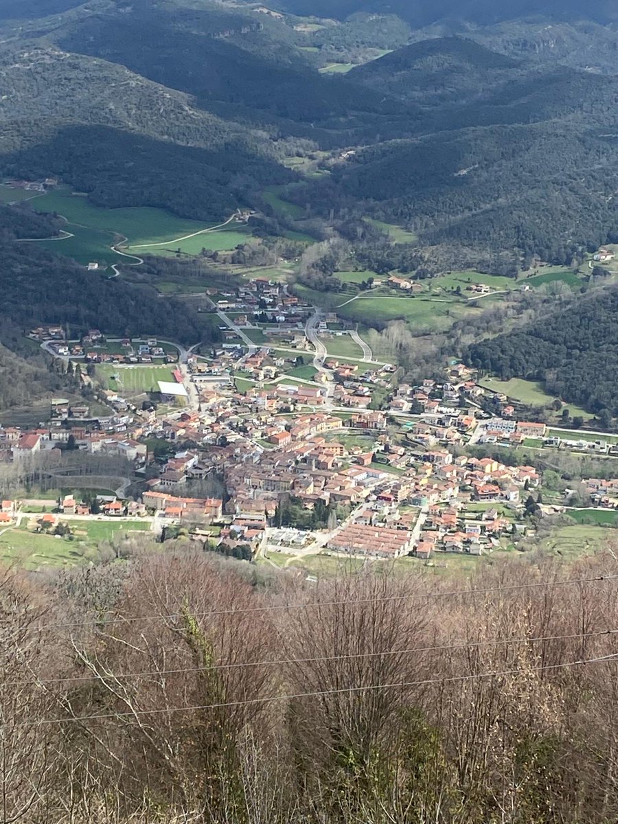 Bon dia, la vall d'en Bas vista del santuari de la Salut