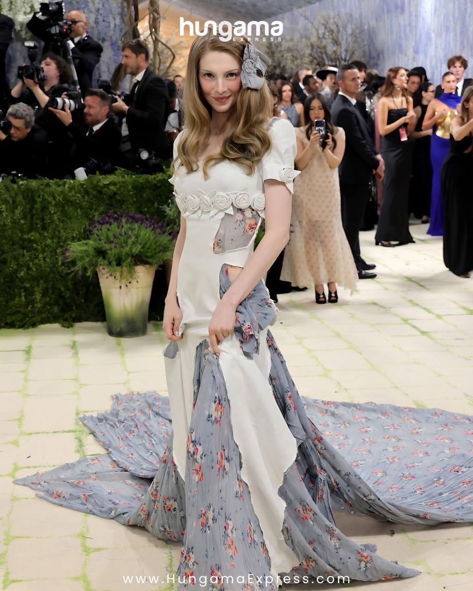 HungamaExpress's tweet image. Hunter Schafer and Maya Hawke step out in Prada at the Met Gala, delivering understated elegance and classic style.

Via Getty

#HunterSchafer #MayaHawke #Prada #MetGala2026 #RedCarpetStyle #FashionMoment #ElegantStyle #Trendingnow #FYP #HungamaExpress