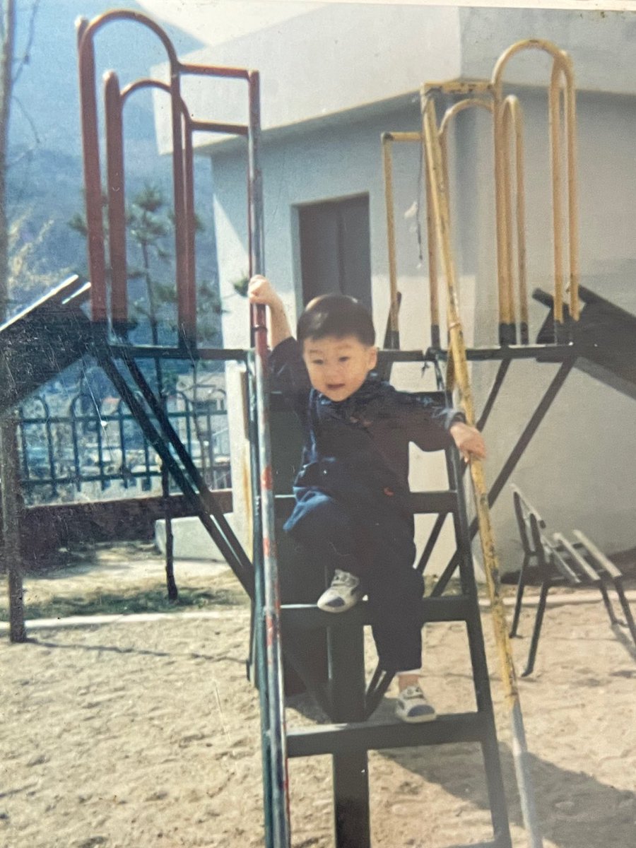 j_minggu_'s tweet photo. 민규 신발 반대로 신었잖아🥹
어흑 너무 귀여워 https://t.co/WP7z4yJuRL