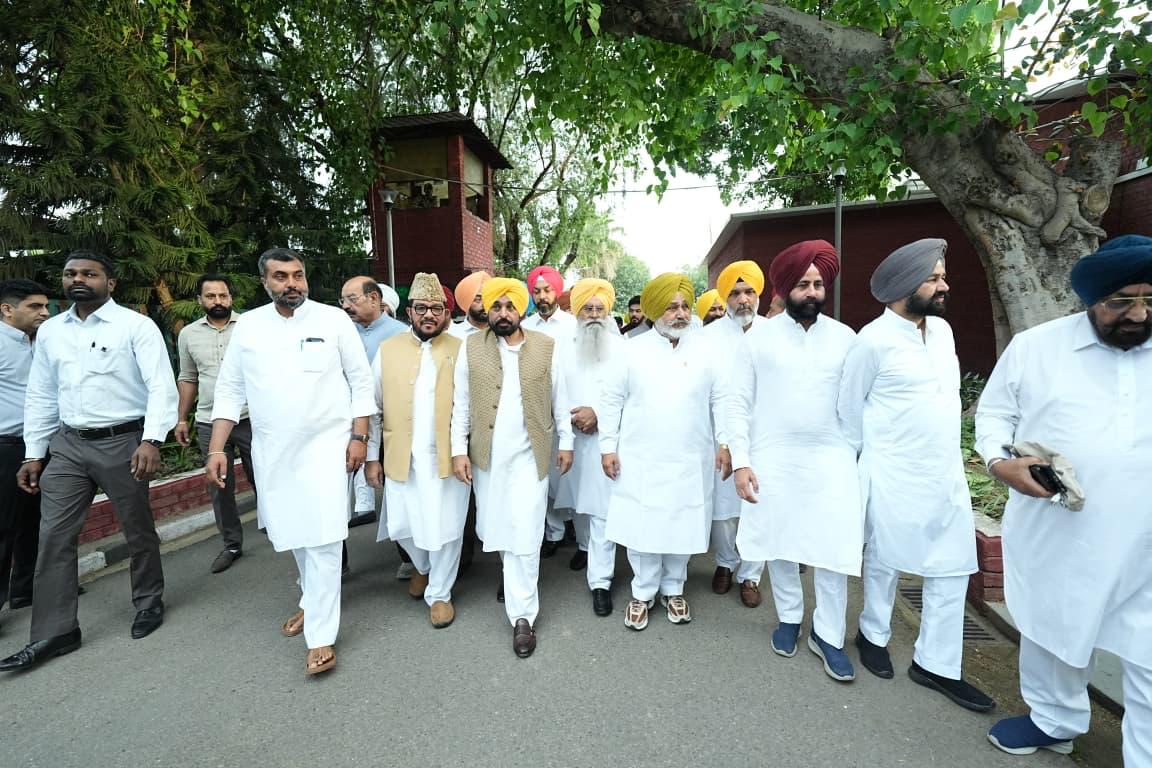 LiPunjab's tweet image. CM ਮਾਨ ਰਾਸ਼ਟਰਪਤੀ ਦਰੌਪਦੀ ਮੁਰਮੂ ਨਾਲ ਅੱਜ ਕਰਨਗੇ ਮੁਲਾਕਾਤ, ਵਿਧਾਇਕਾਂ ਸਮੇਤ ਚੰਡੀਗੜ੍ਹ ਤੋਂ ਦਿੱਲੀ ਲਈ ਹੋਏ ਰਵਾਨਾ
#CMBhagwantMann #President #DroupadiMurmu #meeting #Delhi #MLA #livingindianews