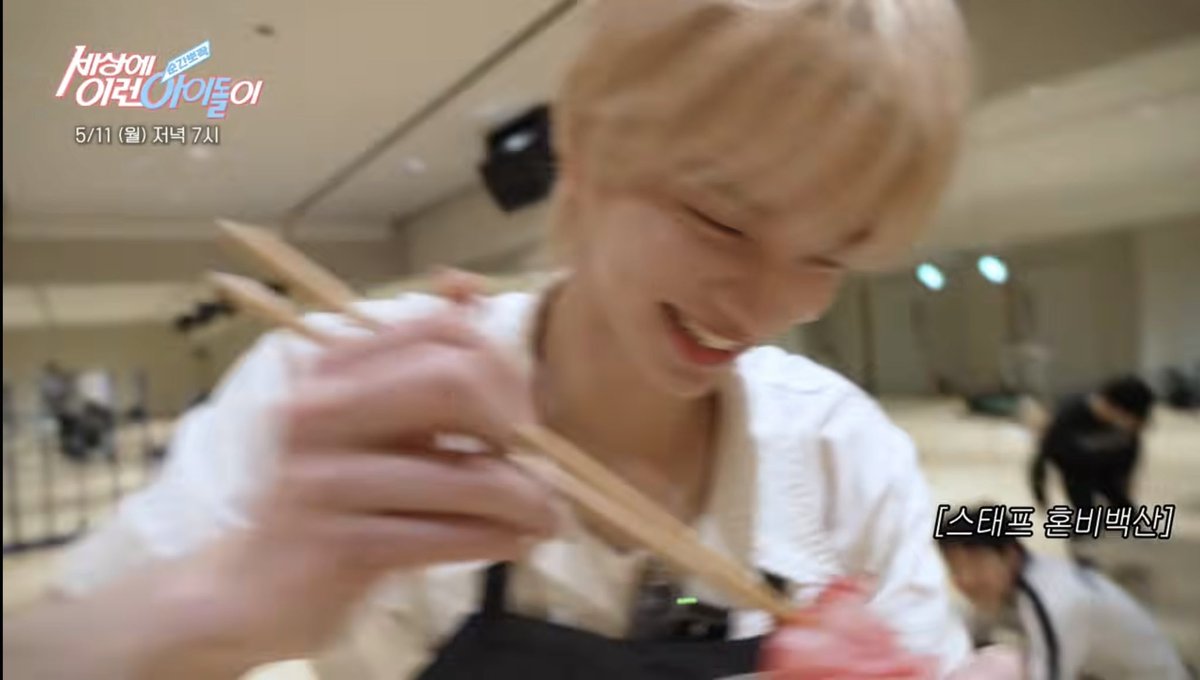 아니 뭔 real 수산시장 앞치마 하고 있는 것도 ㅈㄴ 웃긴데 갑자기 카메라로 돌진하는 바람에 스태프 혼비백산 << 이거 존웃ㅠ