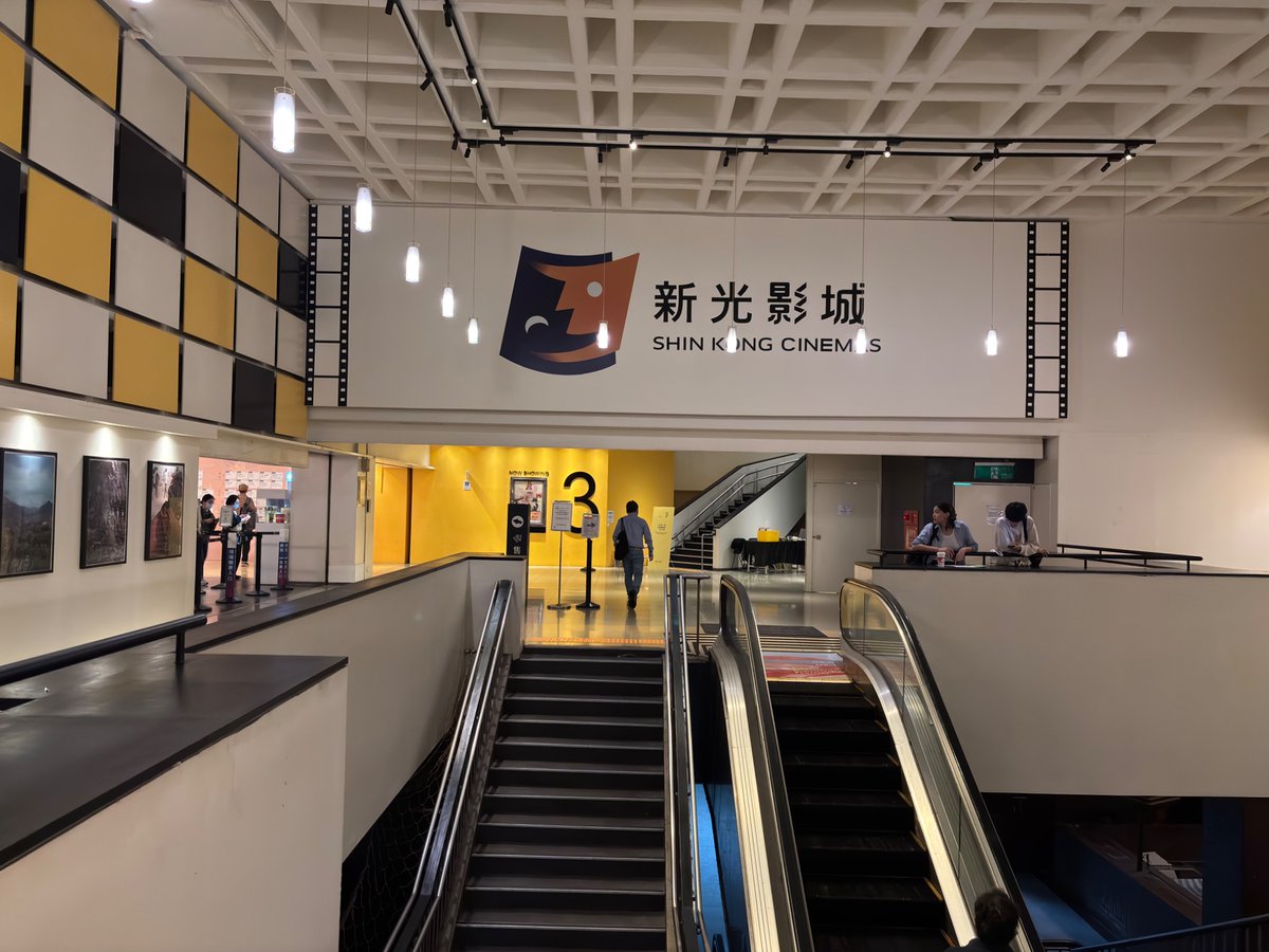 caldrons_film's tweet photo. ビルの中。緊張感のあるエスカレーターを登ると劇場(IY)。#TIDF https://t.co/NXUWFlTTDC