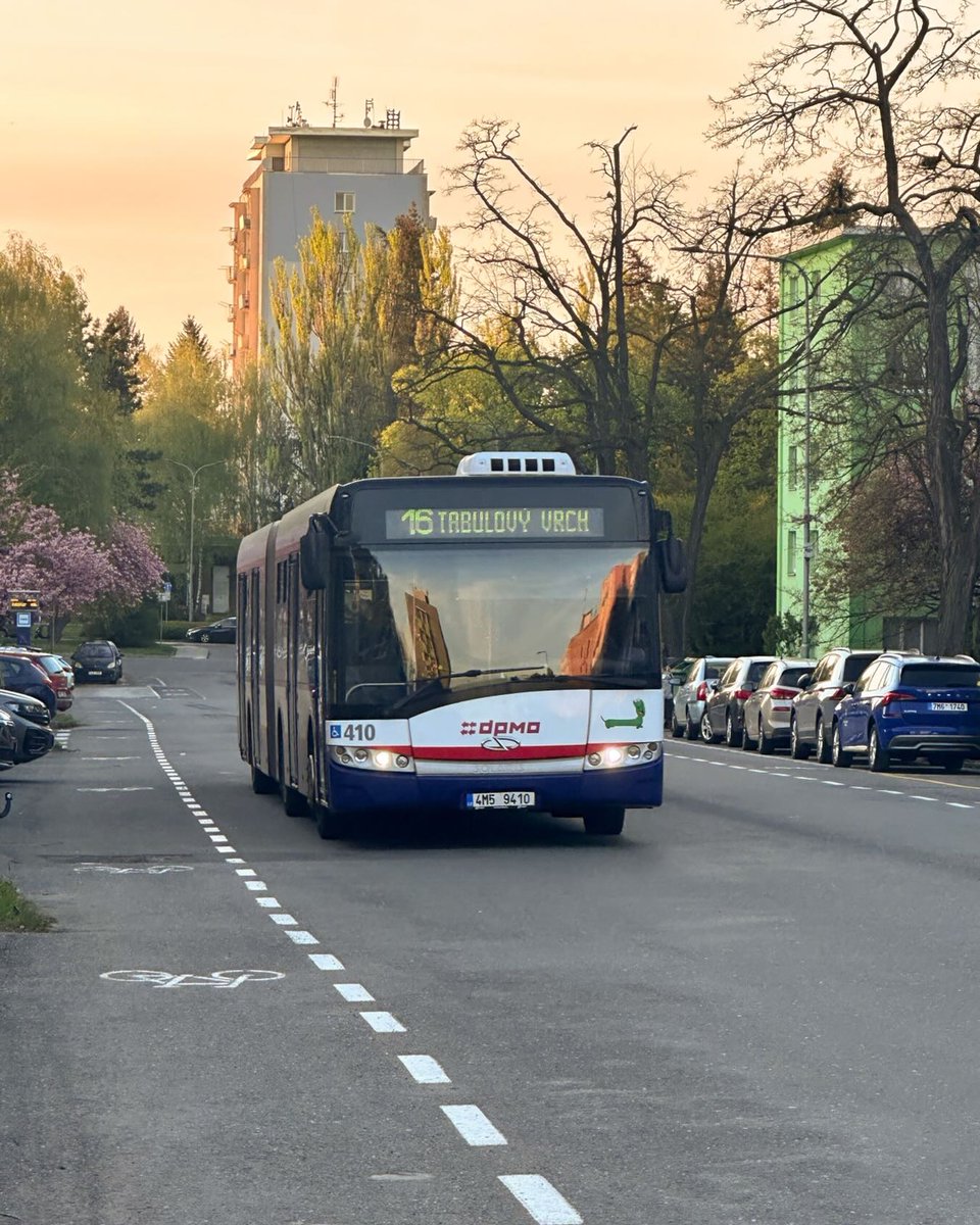 DPMO_official's tweet photo. 🚌Večerní spoj. 🤔 Poznáte ulici, kde byla fotografie pořízená?
#dpmo #svamipocelyzivot #mhd #olomouc #vecer https://t.co/vorQlCzLXf
