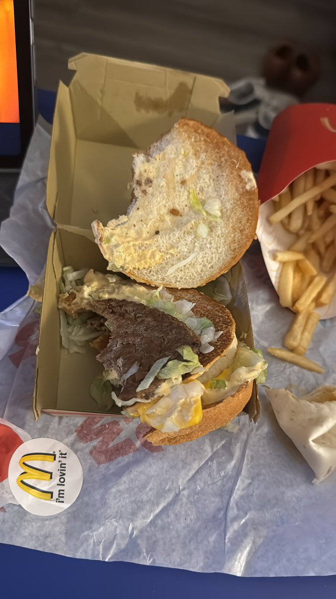 mxbrecht's tweet photo. @McDonalds the patty doesn’t even cover the bun and a barely any big mac sauce. What are we doing? https://t.co/VVmv2qTaUr