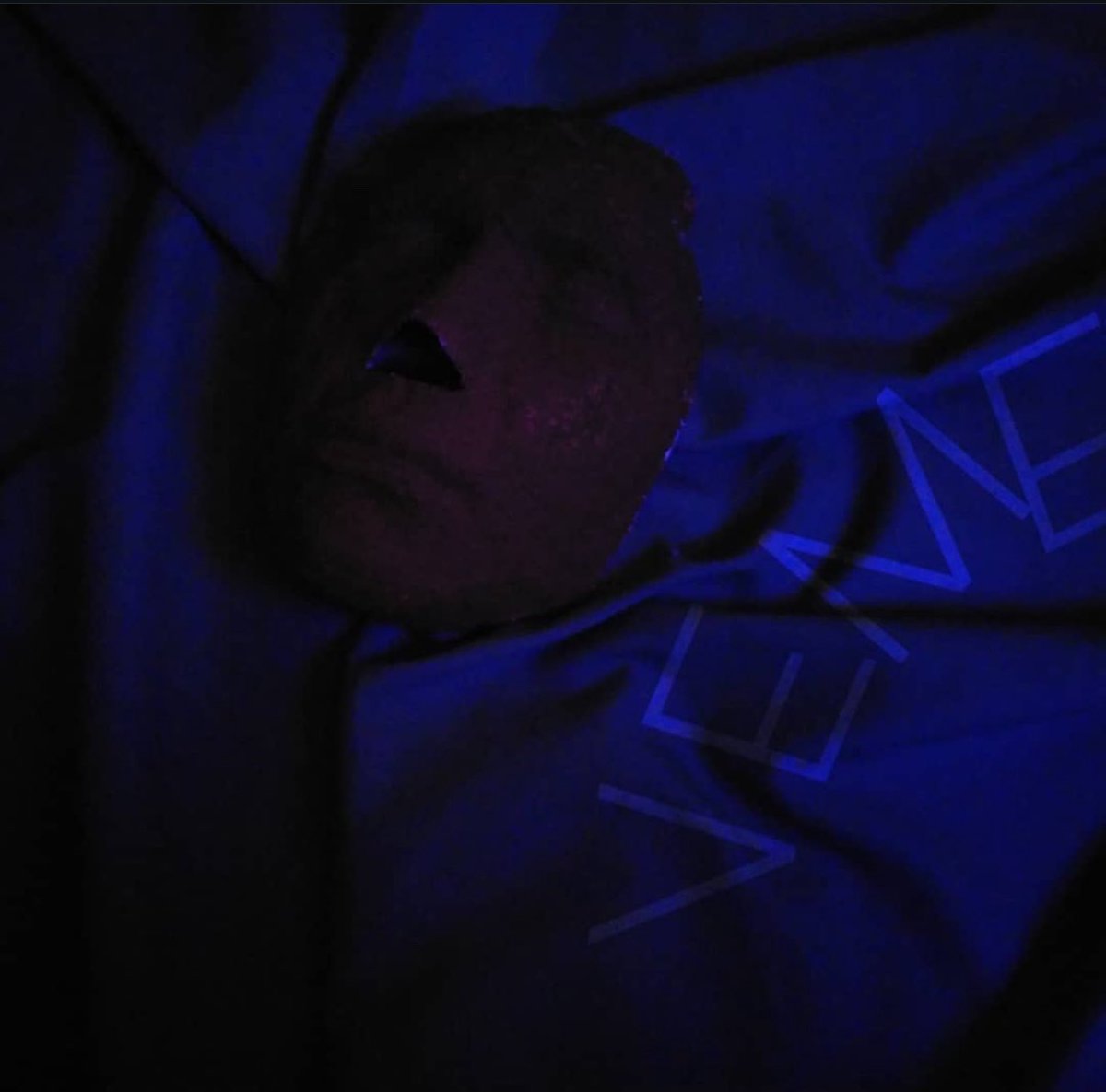 LandNetflix's tweet image. La serie que cree y protagonice en 2021 para TikTok, con 137 episodios, sobre un chico, su depresión y su enfermedad crónica, recibió su centésima ovación de pie por mi mismo, al chile que obra de arte hice. #Series #tiktok #netflix #cinecasero