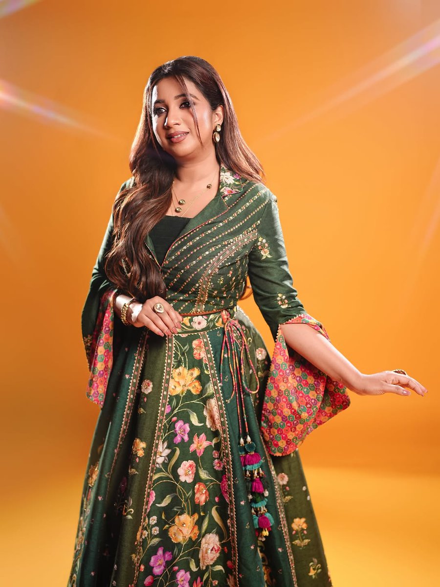 S-he
H-as 
R-eally 
E-legant
Y-oung 
A-ura
<a href="/shreyaghoshal/">Shreya Ghoshal</a> 💚💖😍