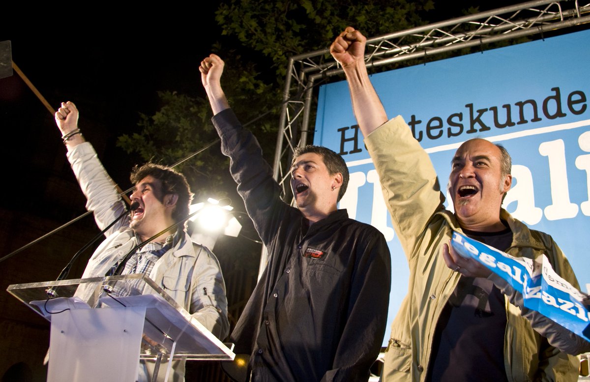 InternaAuzo's tweet photo. Duela 15 urte
Bildu legeztatu zuen Espainiako Auzitegi Konstituzionalak .2003an hasitako ilegalizazio fasea amaitu zen. Erakundeetan indar handiz sartu zen Bildu. https://t.co/6Xpkls1N6s