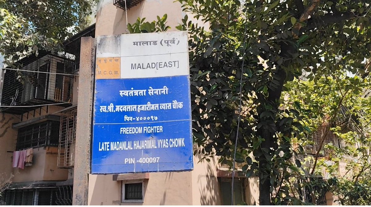 Mumbainewj's tweet photo. मालाड पूर्व स्वतंत्रता सेनानी मदनलाल हजारीमल व्यास चौक के सीसीटीवी कैमरा की हालत खस्ता हो चुकी हैं क्या आप इसपर नजर डाल सकते हैं @MumbaiPolice @mybmc @CPMumbaiPolice @malad @cctv @Journo_Aleem @Mumbainewj https://t.co/Ca2Cr4Y2B7
