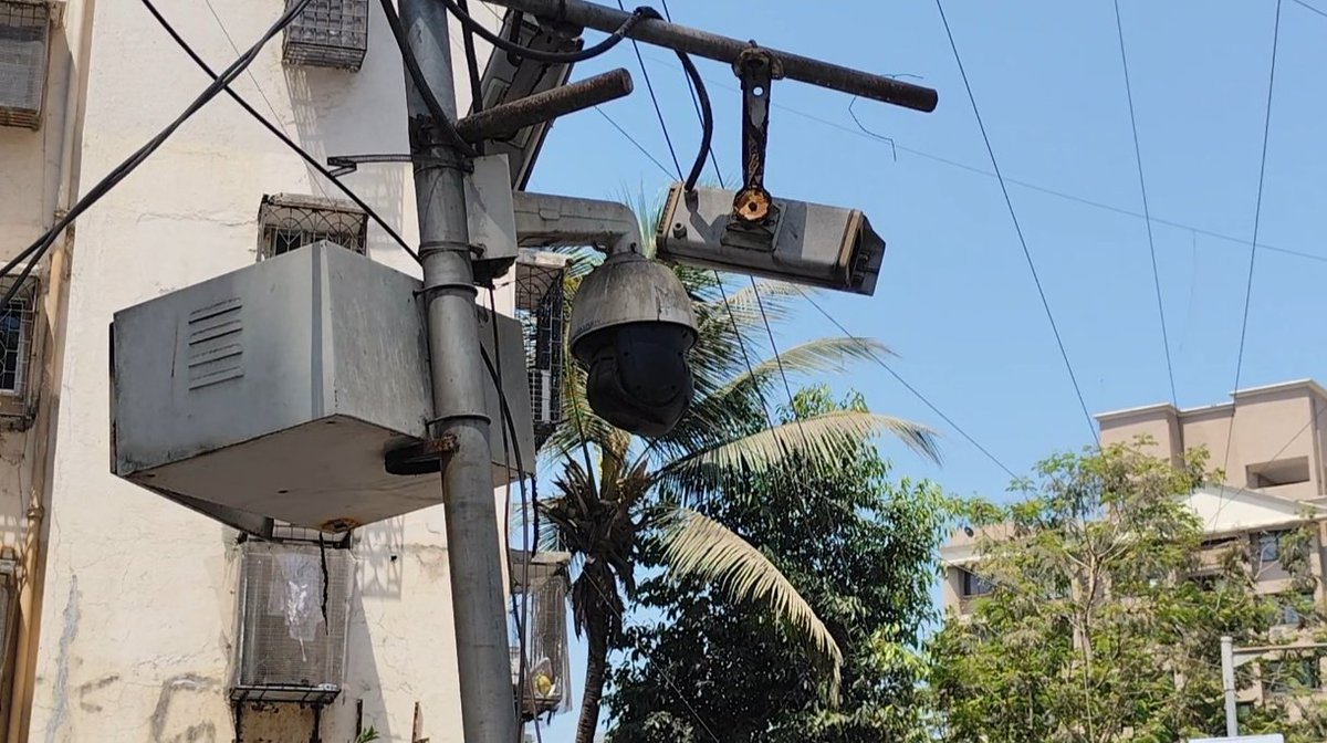 Mumbainewj's tweet photo. मालाड पूर्व स्वतंत्रता सेनानी मदनलाल हजारीमल व्यास चौक के सीसीटीवी कैमरा की हालत खस्ता हो चुकी हैं क्या आप इसपर नजर डाल सकते हैं @MumbaiPolice @mybmc @CPMumbaiPolice @malad @cctv @Journo_Aleem @Mumbainewj https://t.co/Ca2Cr4Y2B7