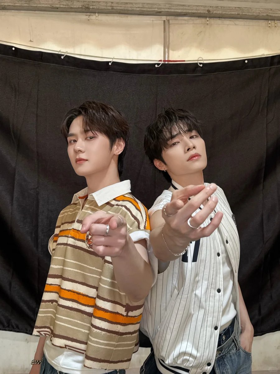260505 #WayV Xiaohongshu update with #KUN and #XIAOJUN 

You've been assigned to Kun and Xiaojun!
If this post gets more views, reward yourself with a workout tonight 💪🏻
Challenge catching handsome guys to take photos backstage of the performance 💯 times （27/100)