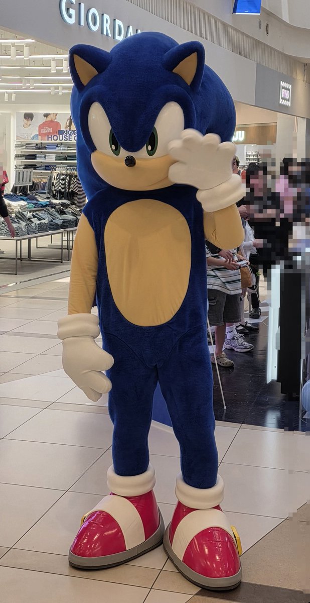 오늘 스퀘어원에는 소닉 인형탈이 있네요