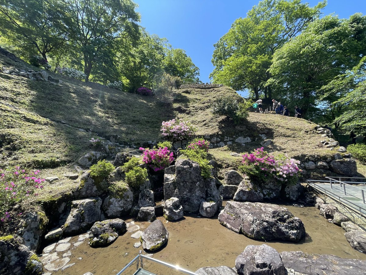 spitzgod's tweet photo. GWは福井市の一乗谷朝倉氏遺跡にきました。一乗谷の山あいに広がる遺跡の数々。朝倉義景邸跡は中世庭園跡もあり当時の栄華を偲ばせます。
#豊臣兄弟 https://t.co/t9xPb94fyj