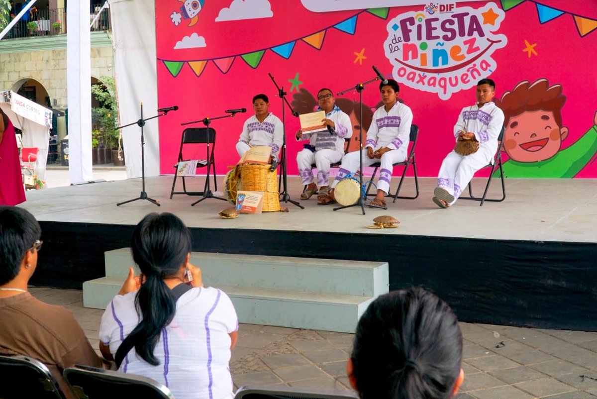 SECULTA_GobOax's tweet image. Un espacio de encuentro que acercó a niñas, niños y familias a la lectura, celebrando la riqueza de las lenguas originarias y las historias que fortalecen nuestra identidad cultural. 🌿👧🏽👦🏽

#FiestaDeLaNiñezOaxaqueña #CulturaViva #Oaxaca #LenguasOriginarias 📖✨