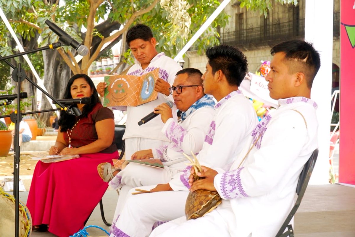 SECULTA_GobOax's tweet image. Un espacio de encuentro que acercó a niñas, niños y familias a la lectura, celebrando la riqueza de las lenguas originarias y las historias que fortalecen nuestra identidad cultural. 🌿👧🏽👦🏽

#FiestaDeLaNiñezOaxaqueña #CulturaViva #Oaxaca #LenguasOriginarias 📖✨