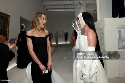 A Katy abrindo a máscara e se revelando na CARA da mona q jogou shade pra ela há um ano e ela sem reação pqp