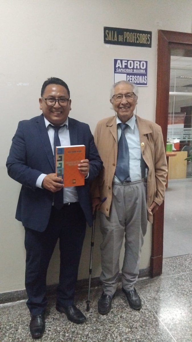 LEONDORMIDO2's tweet photo. Con el Dr. Jorge Rendón maximo representante del derecho del trabajo y la seguridad social en el Perú. https://t.co/h2wj159zn0