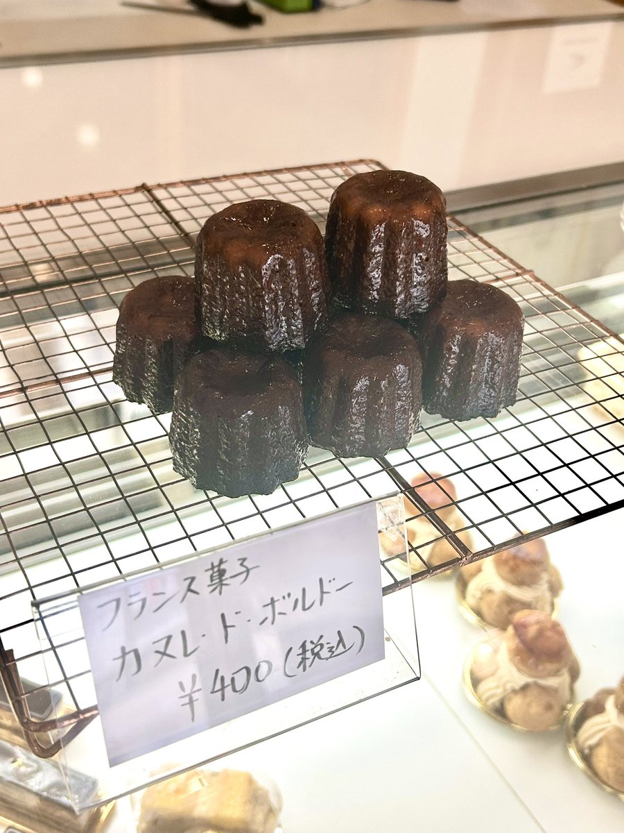 messoner_odate's tweet photo. フランス菓子フェア、予想以上に好評で製造間に合わず、ご来店なされたのに目当ての商品がなかったお客様、申し訳ありませんでした

明日までのフェアの中、材料切れで出せない菓子も出てきてしまったので‥

カヌレ焼いてみました！

とりあえず8個だけ！
明日も少し販売します！ https://t.co/jY0mexN8n9
