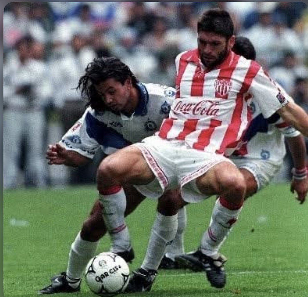 ELFrancoDeLFuT's tweet photo. Hoy, hace 30 años exactos, el Necaxa fue Bicampeón.
De torneos largos.
No imitaciones.
Ese título vivió en la furiosa marcación  de Uwe Wolf, sobre Zambrano, en el solitario gol de Peláez y en la falla de un caballero, como Emilio Butragueño,  que tuvo la cortesía de fallar ese cabezazo en el último vapor de partido.
Muy agradecido con él.
Y con todos.