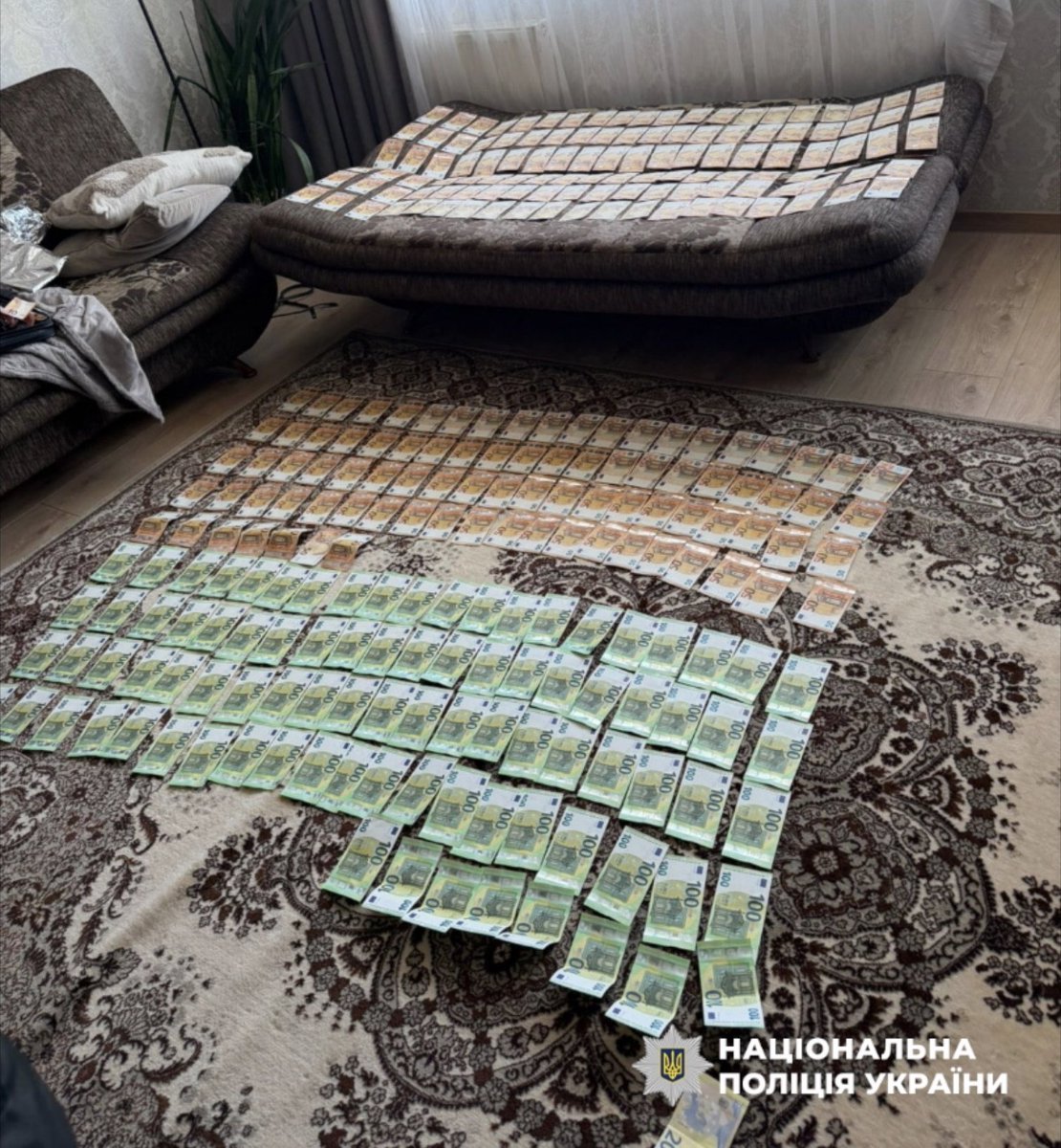 DrLuetke's tweet image. Vor dem #Ukrainekrieg lag die Wirtschaftsleistung der #Ukraine bei etwa 200 Mrd. Dollar pro Jahr (etwa so hoch wie Berlin!).

Seit Beginn des Krieges flossen &amp;gt;500 Mrd. Dollar "westliche Hilfe" in die Ukraine...

Was passiert mit dem Geld?

Eine Hausdurchsuchung am Wochenende: