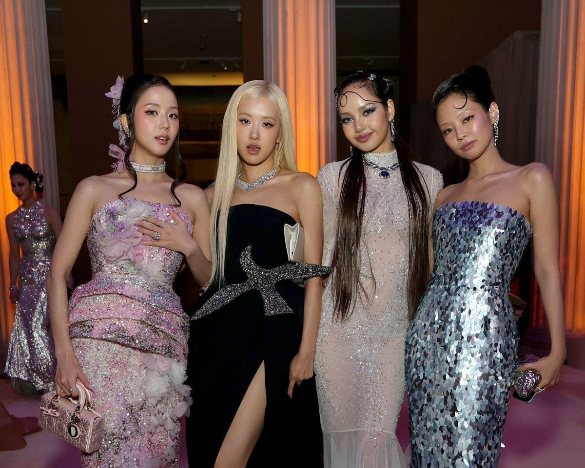 blckpinkpic's tweet photo. JENNIE JISOO ROSÉ LISA https://t.co/y7U2b0lVWB